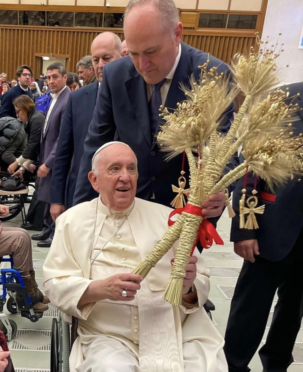 Певица Оксана Муха подарила Папе Римскому необычный подарок: фото встречи